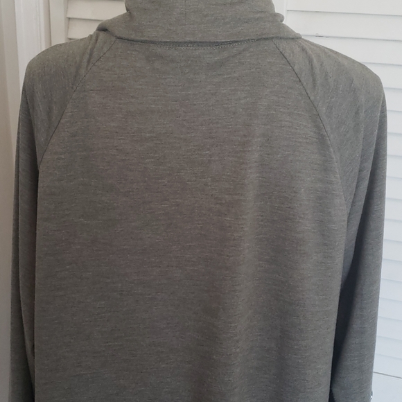 Soft Olive Green Lounge Watertall Jacket, Size Large - Picture 6 of 7